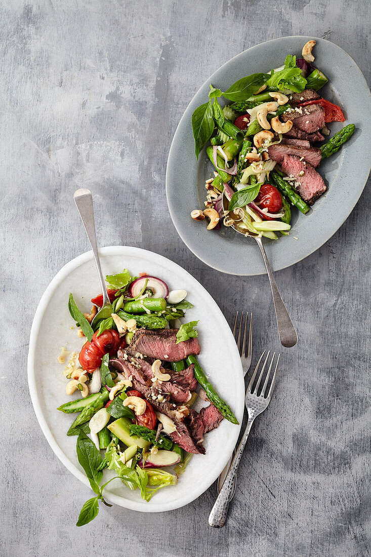 Lukewarm beef salad with green asparagus