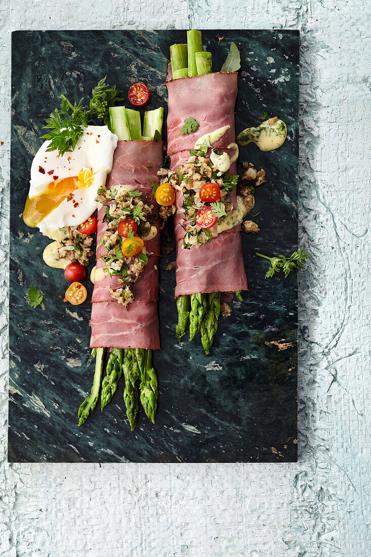 Pastrami-Spargelröllchen mit Tomberries