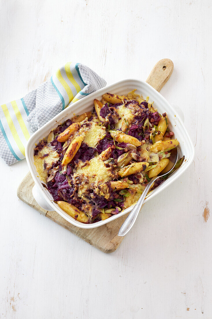 Rotkohl-Schupfnudel-Gratin mit Speck