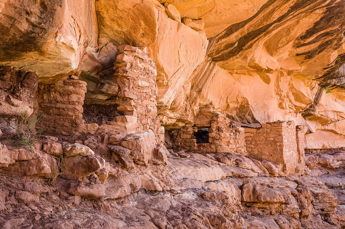 Native American cliff dwelling ruins in Mule Canyon, USA