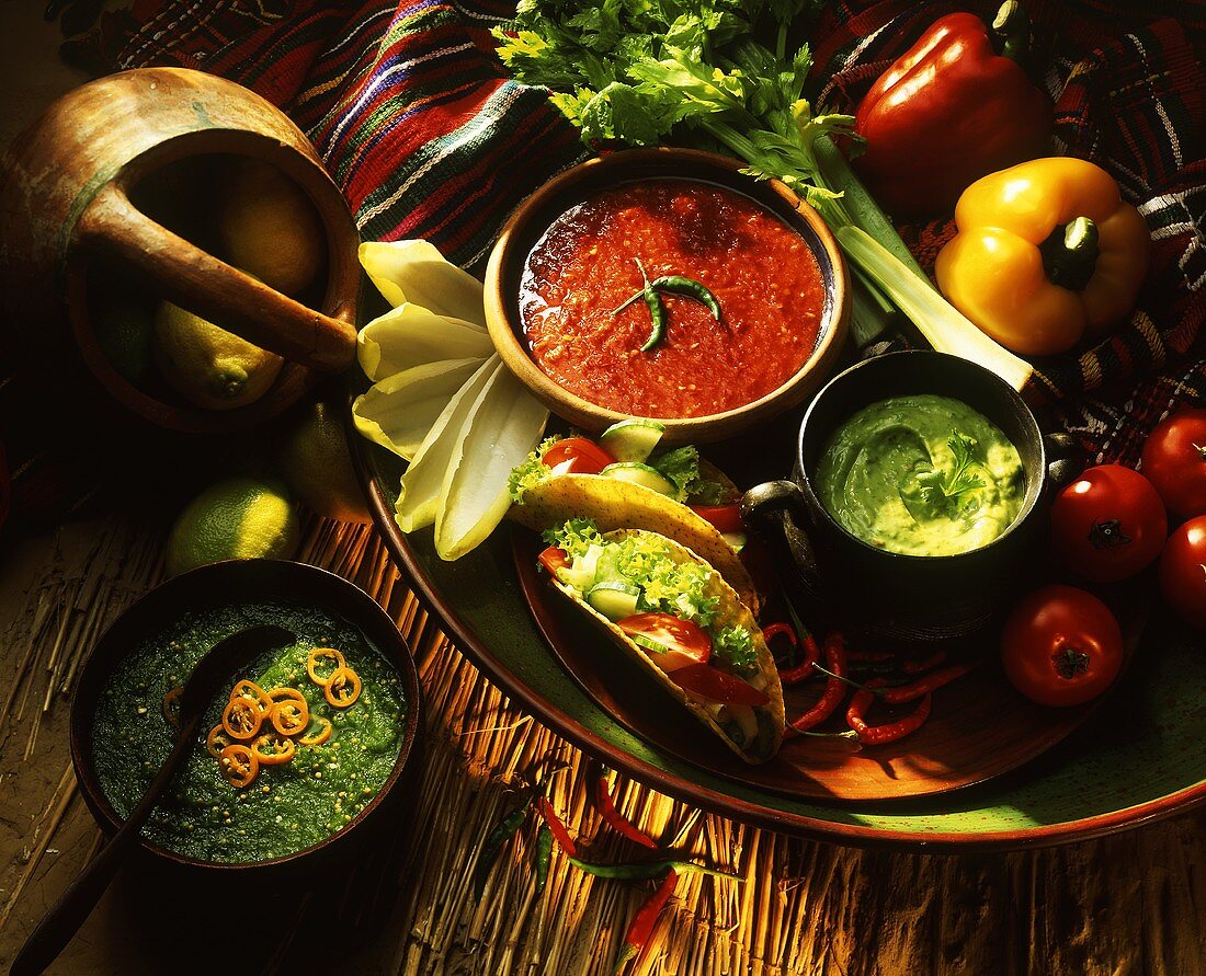 Tacos mit Salat, grüne & rote Salsa picante & Guacamole