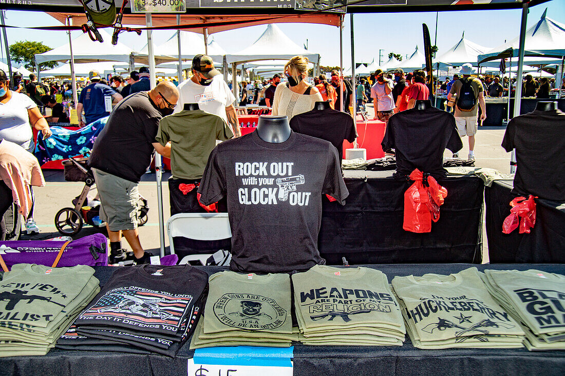 Outdoor gun show t-shirt stand