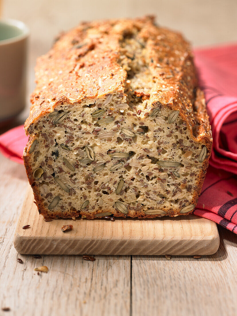 Herzhaftes Quark-Saatenbrot, angeschnitten