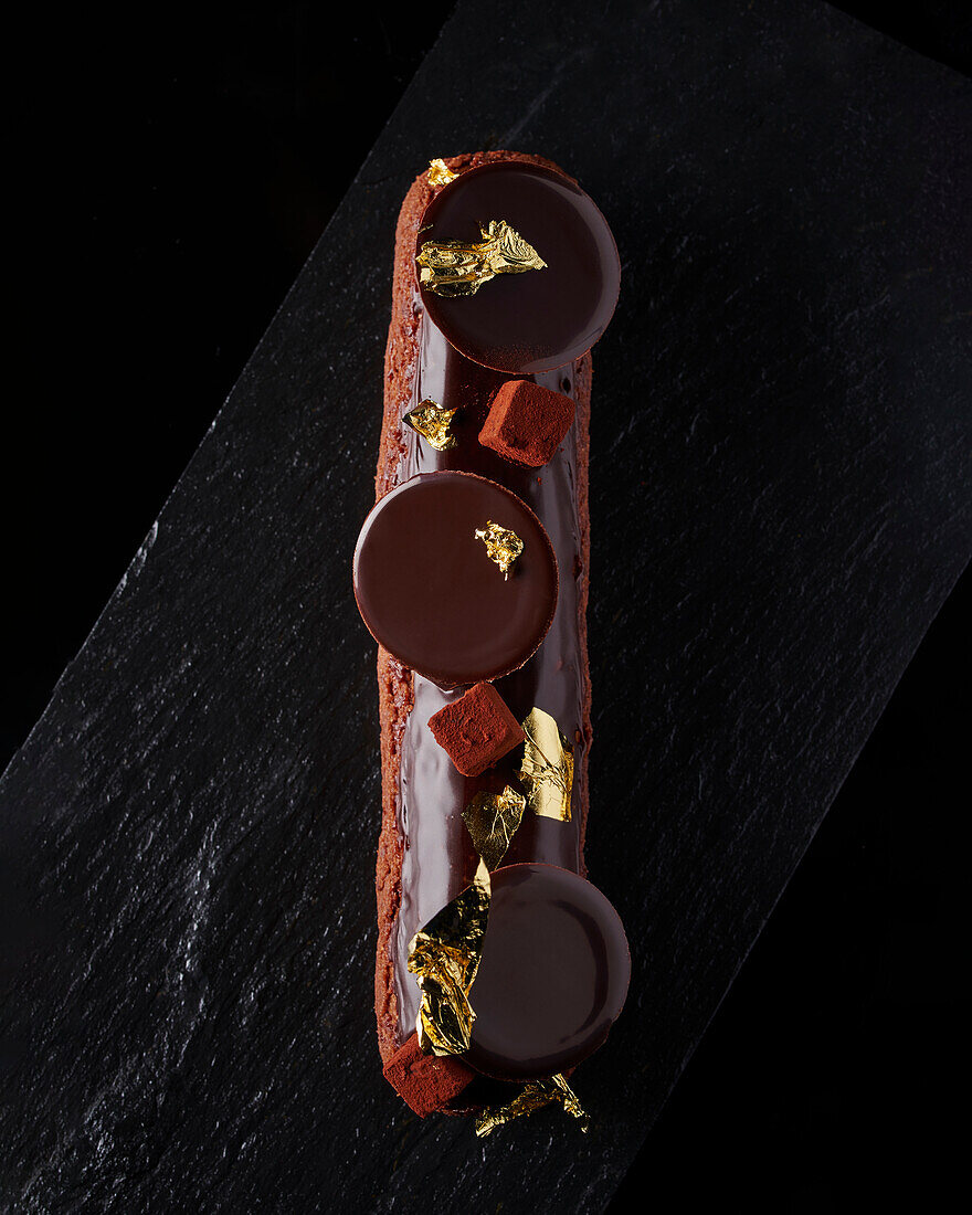 Schokoladen-Eclair mit Blattgold