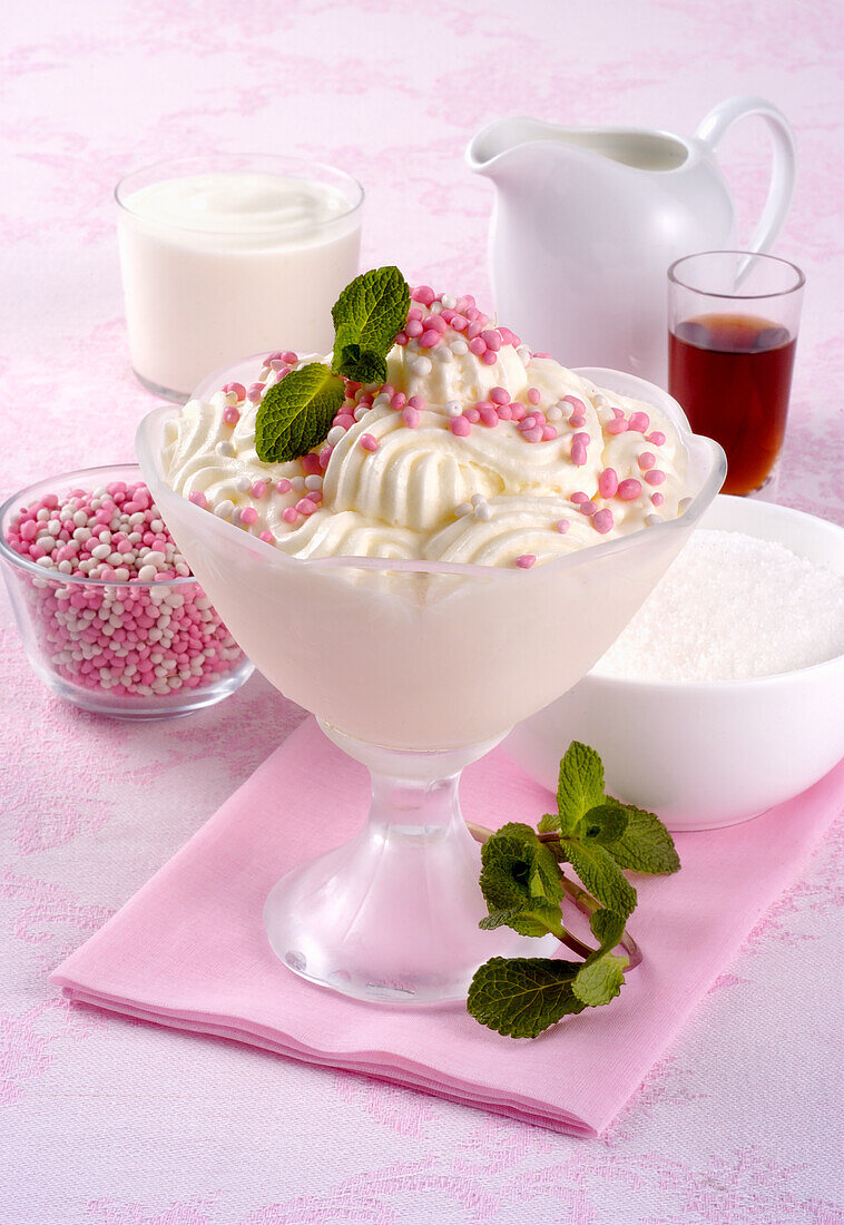 Joghurteis mit rosa Zuckerperlen