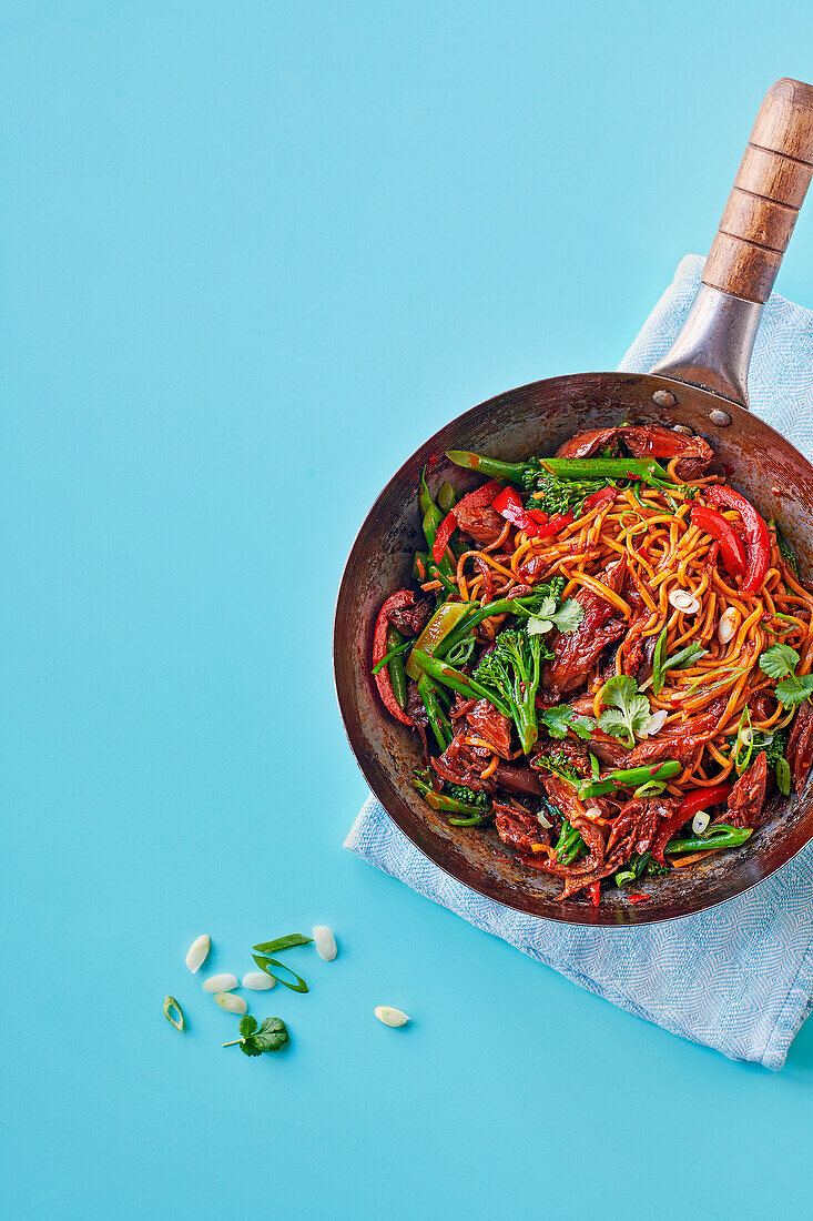 Nudeln mit Lammfleisch, Gemüe und Harissa aus dem Wok