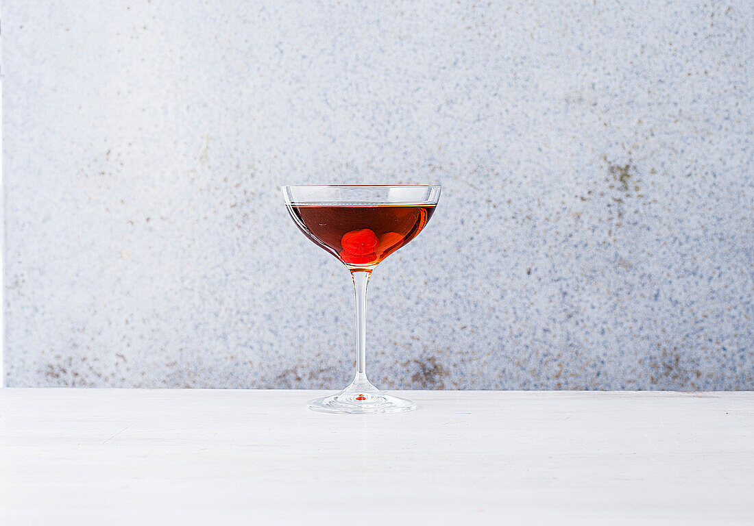 Drink 'Manhattan' mit Whiskey und rotem Wermuth