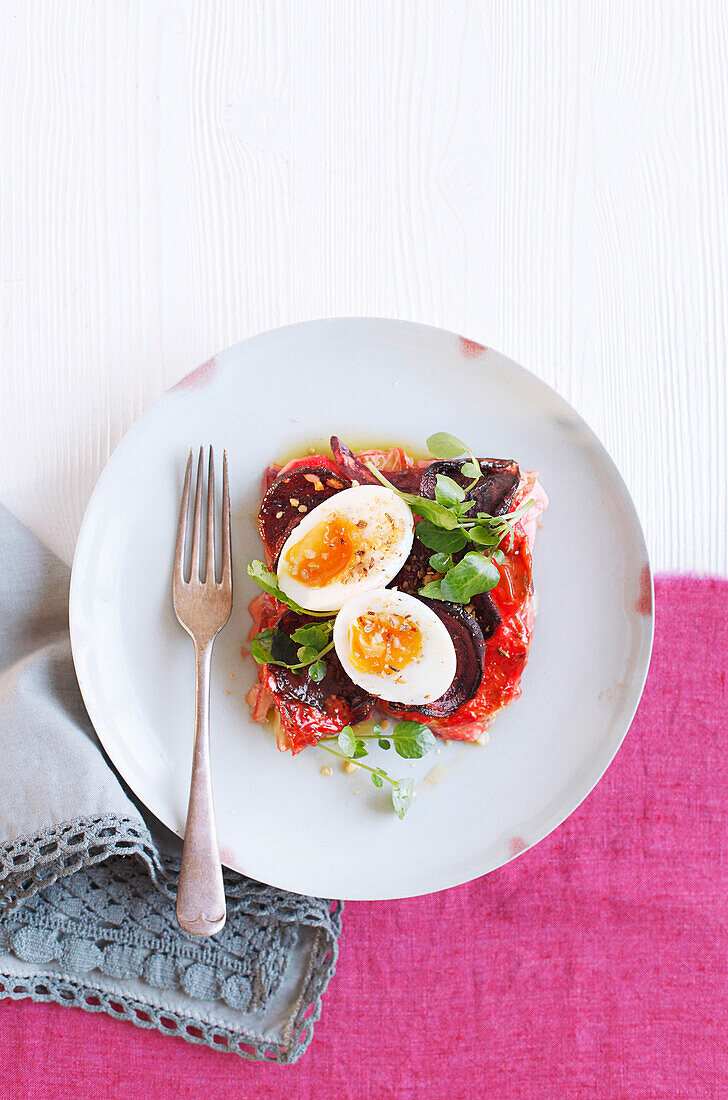 Rote-Bete-Fenchel-Gratin mit Macadamia und Haselnuss-Dukkah