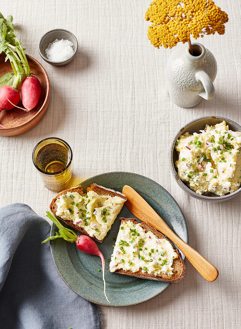 Brot mit Erdäpfelkas (Kartoffelaufstrich) und Radieschen