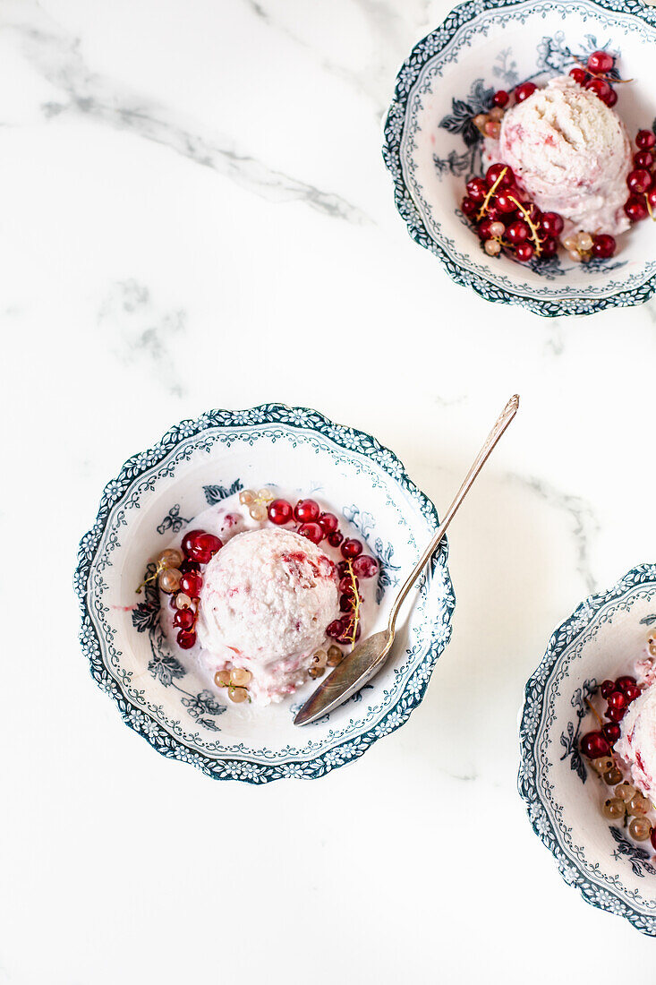 Granola-Eis mit Johannisbeeren