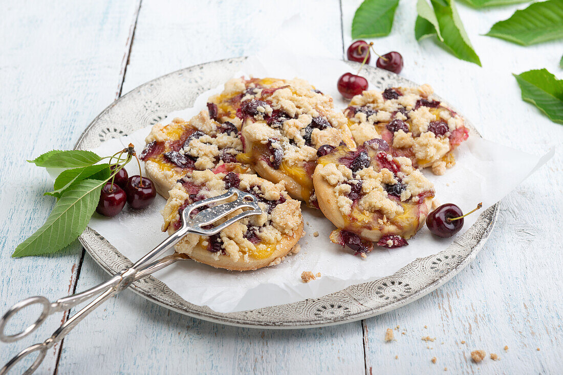 Individual streusels with vanilla crumble and cherries