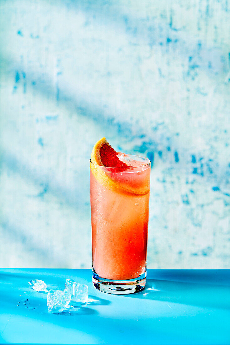 Greyhound-Cocktail mit Gin, Grapefruit-Saft und Eiswürfeln