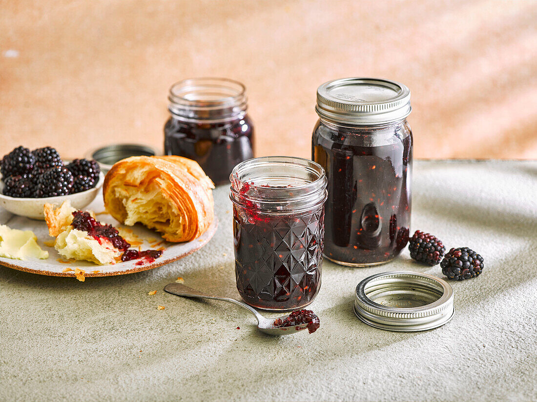 Selbstgemachte Apfel-Brombeer-Marmelade