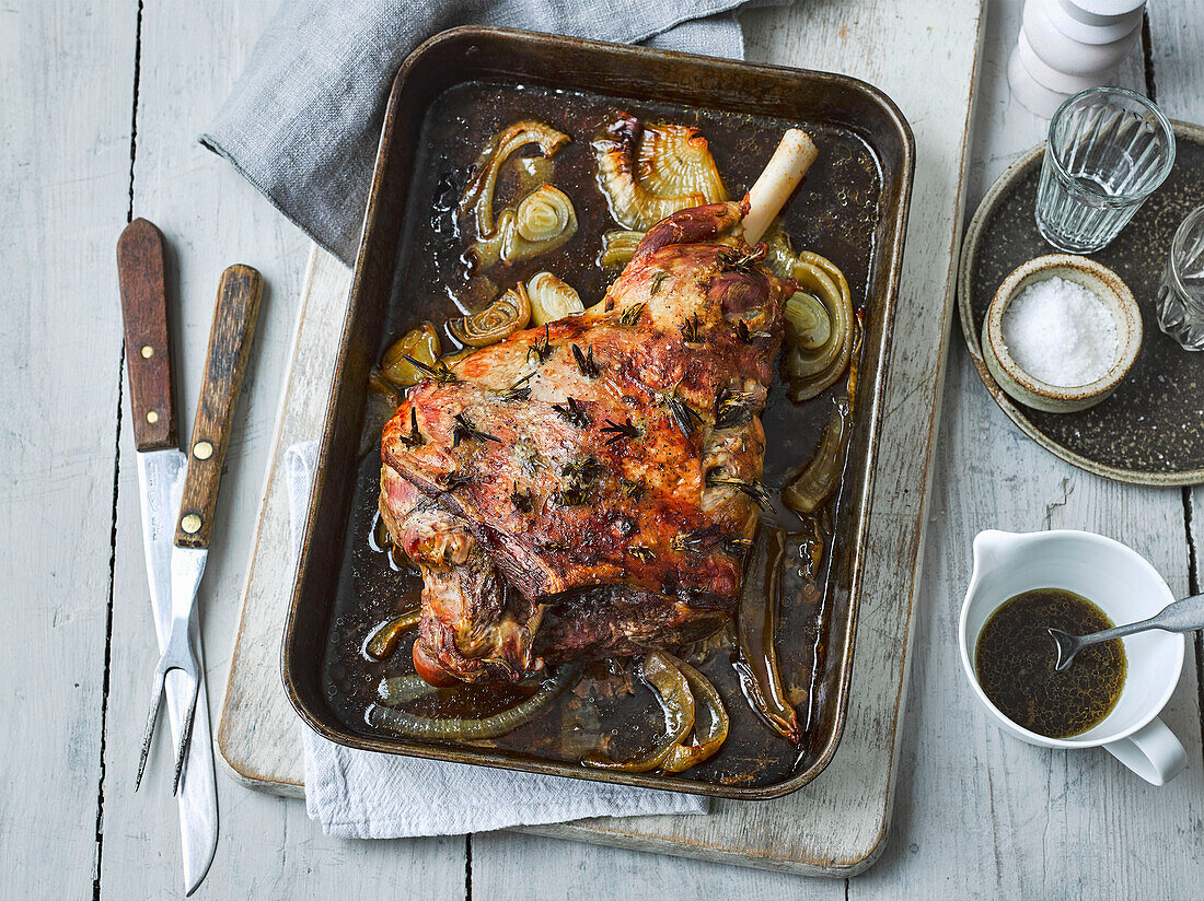 Gegrillte Lammkeule mit Rosmarin