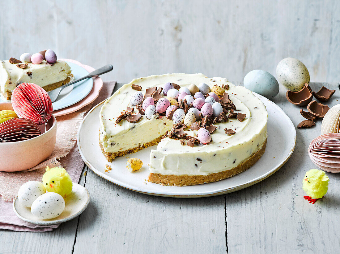 Käsekuchen dekoriert mit Ostereiern