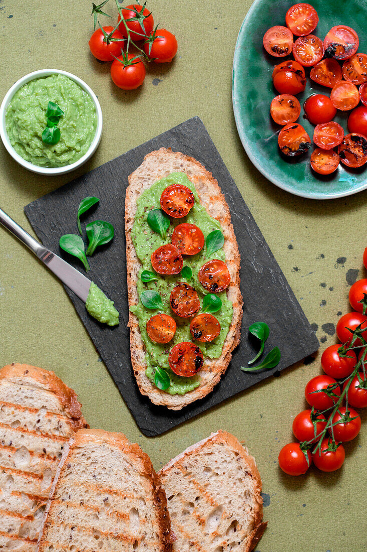 Avocado toast with grilled cherrytomatoes