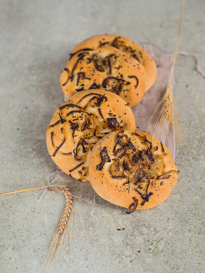 Cebularze - polnische Hefebrötchen mit gebratenen Zwiebeln