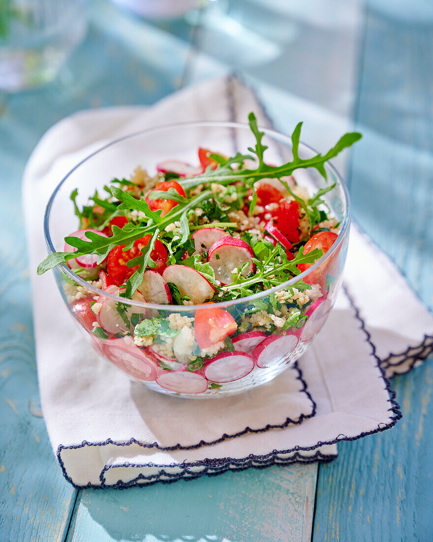 Taboule-Radieschensalat mit Rucola und Tomaten