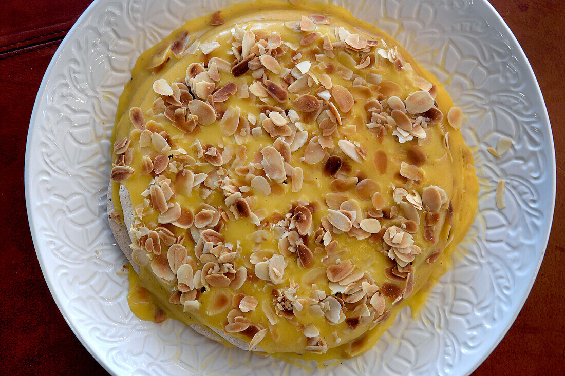 Kuchen gefüllt mit Buttercreme und Mandeln