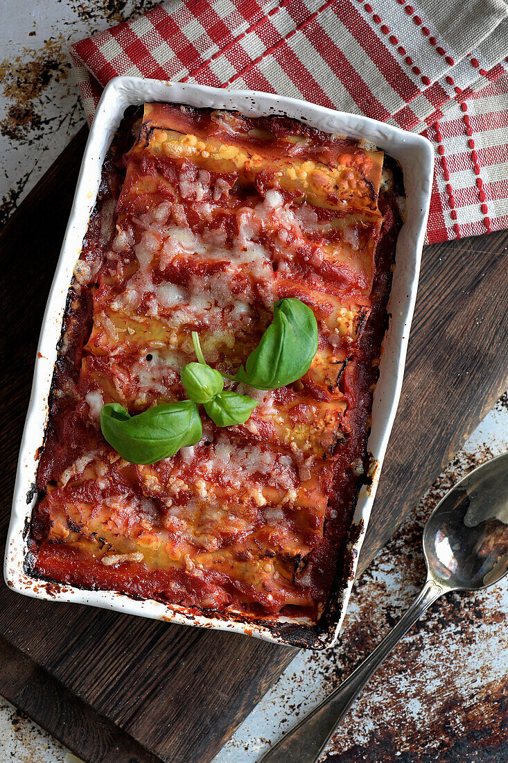 Cannelloni gefüllt mit Salami und Hackfleisch-Tomatensauce