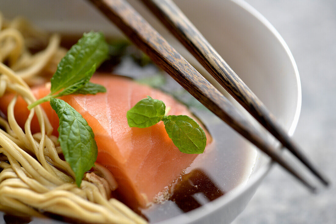 Ingwer-Consommé mit Lachs und asiatischen Nudeln