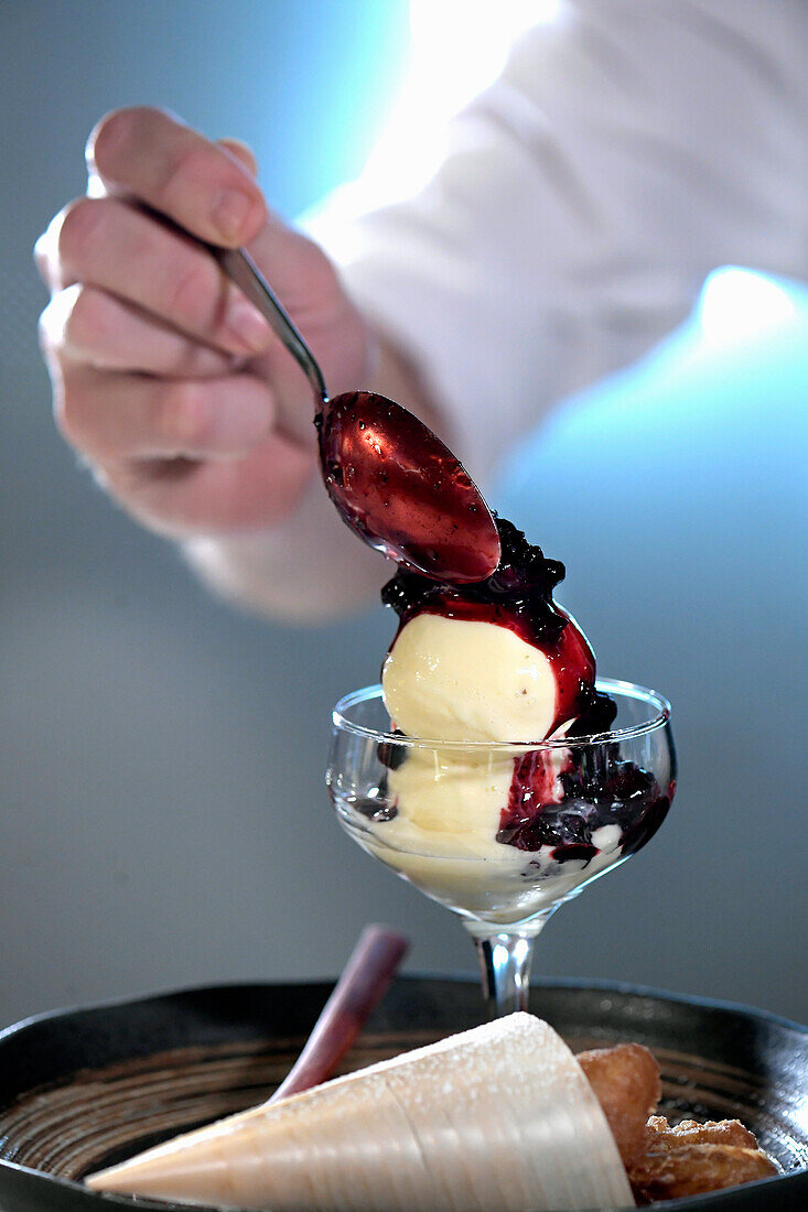 Apfelkrapfen und Vanilleeis mit Sake-Früchten