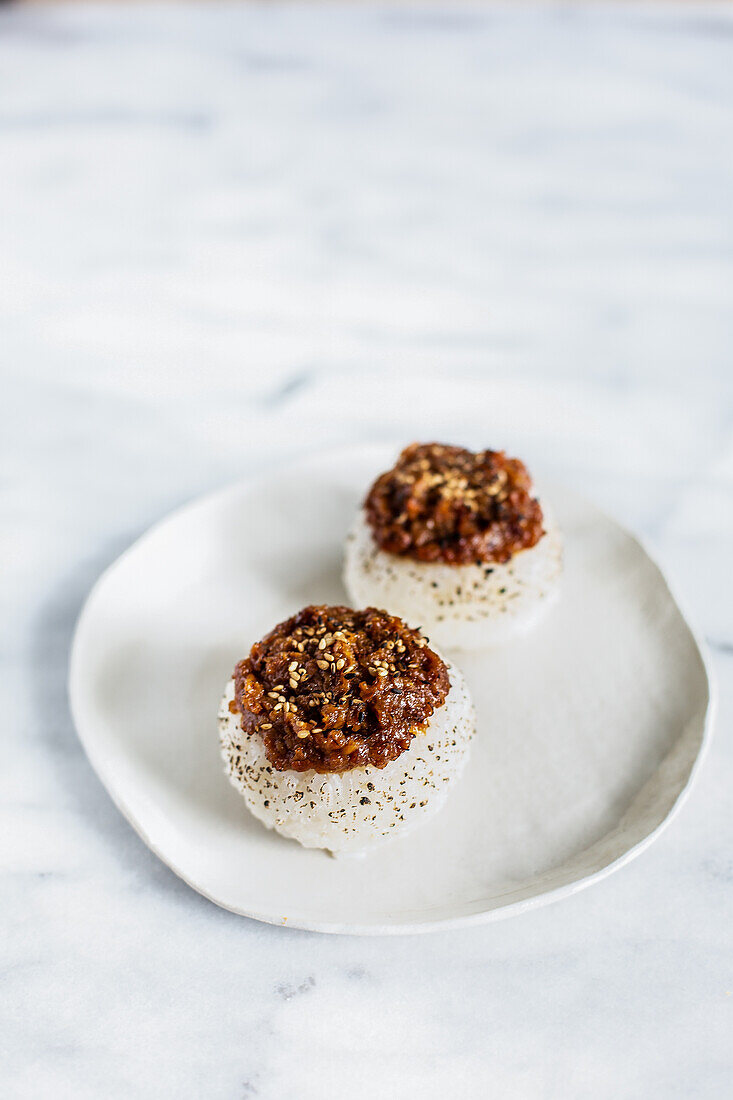 Onigiri, auch Nigirimeshi oder Omusubi (Würzige Reisklöße, Japan)