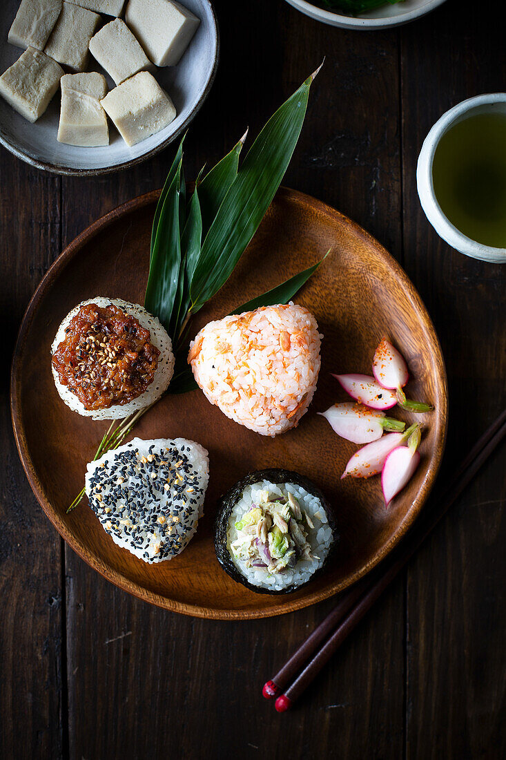 Onigiri, auch Nigirimeshi oder Omusubi (Würzige Reisklöße, Japan)