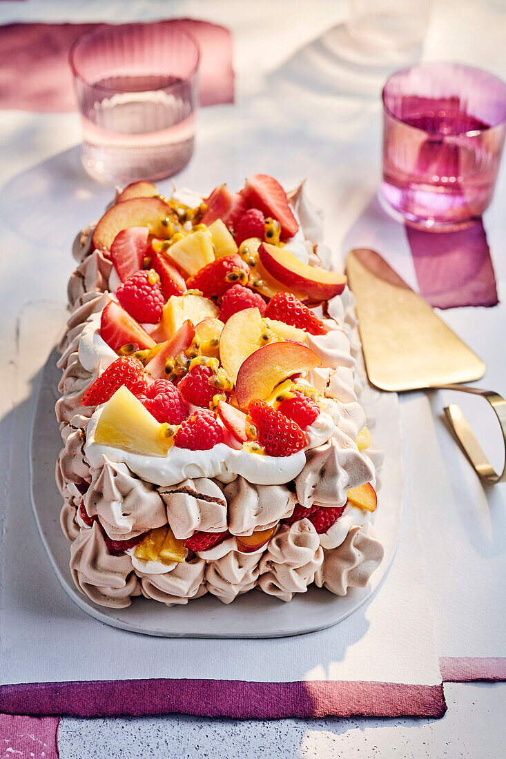 Pavlova aus braunem Zucker mit Früchten