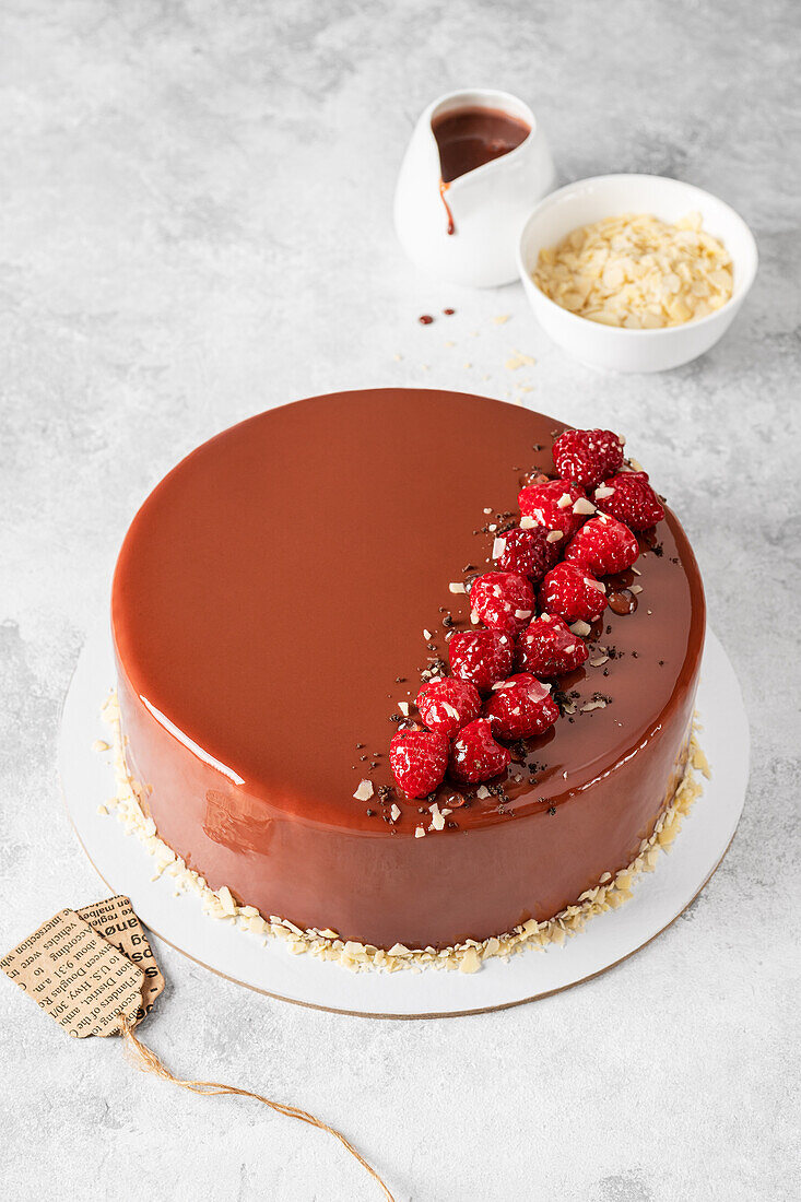 Schokoladen-Himbeermousse-Torte mit Spiegelglasur