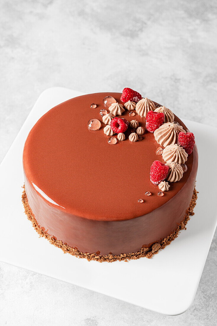 Schokoladen-Himbeermousse-Torte mit Spiegelglasur