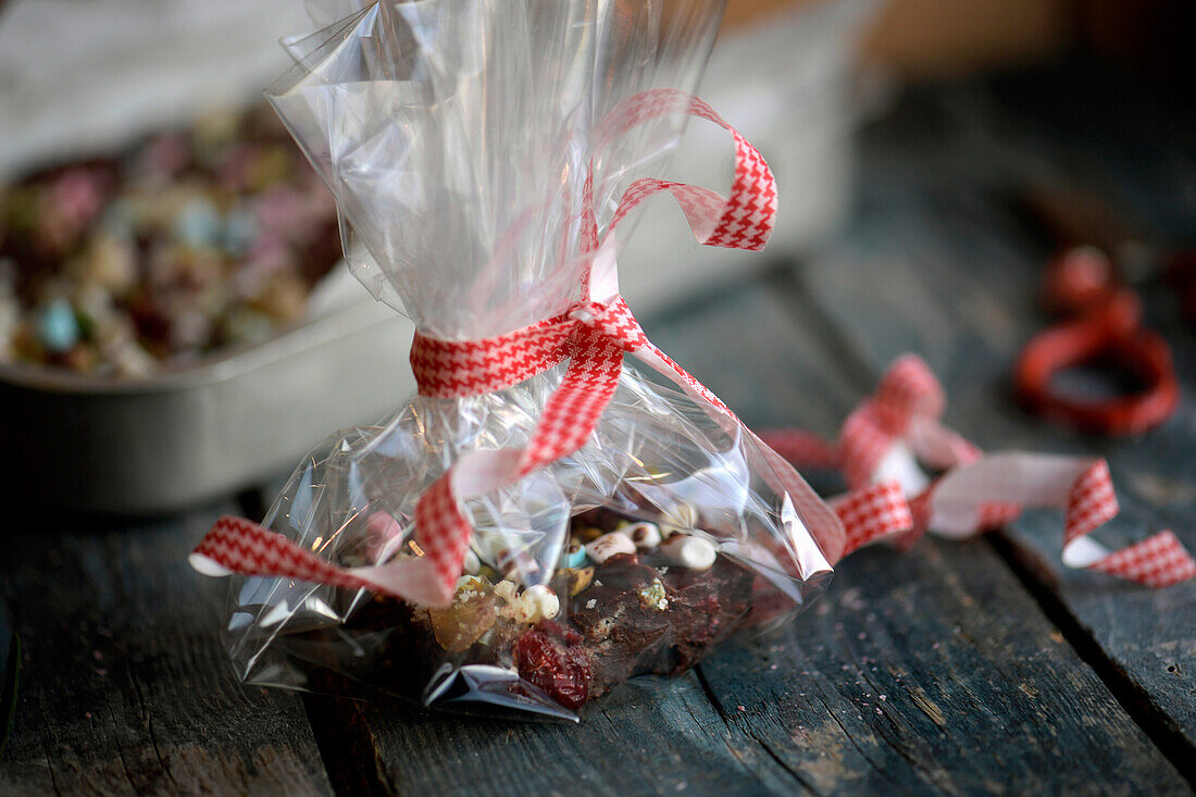 Rocky Road Cake (Schokoladen-Marshmallow-Kuchen, USA) in Cellophan zum Verschenken