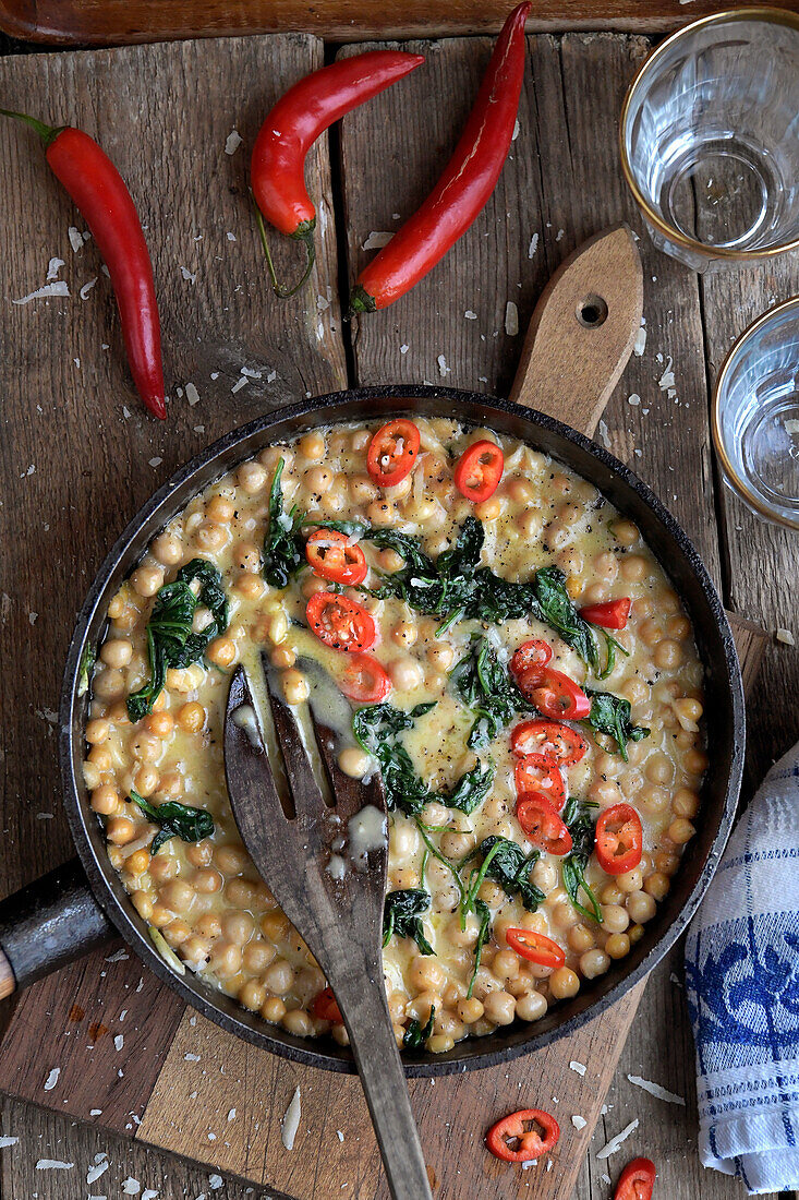 Cremige Kichererbsen mit Parmesan und eingelegtem Chili