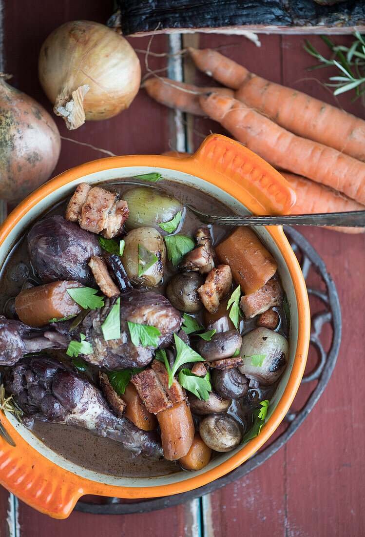 Französisches Coq au Vin mit Hähnchenschenkeln