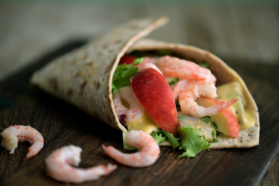 Wrap with herring, prawns, apple and curry sauce