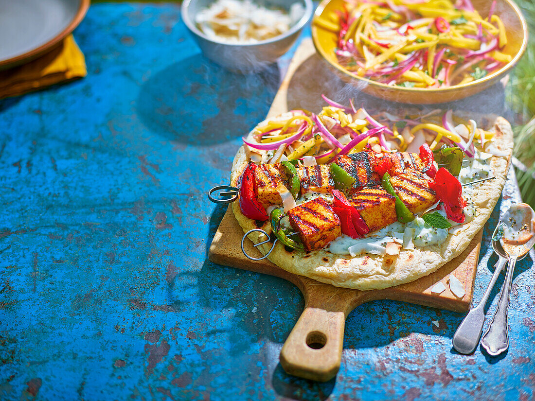 Chili-Paneer-Spieße mit Kokos-Raita und Mango-Salat