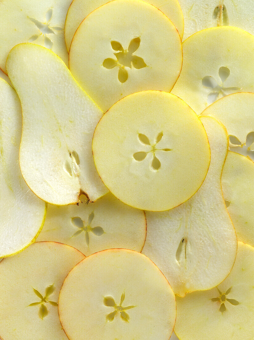 Äpfel und Birnen in dünnen Scheiben geschnitten (bildfüllend)