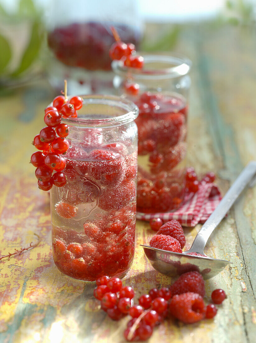 Himbeerbowle mit Johannisbeeren