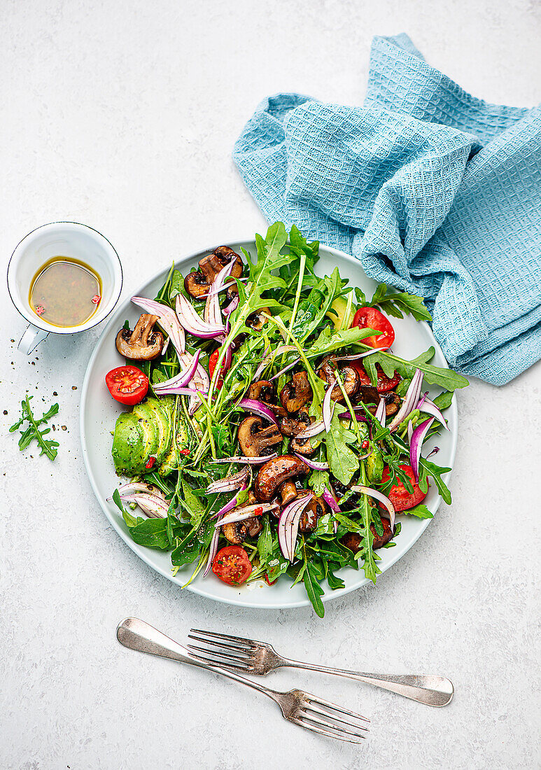 Avocado-Rucola-Salat mit gebratenen Champignons