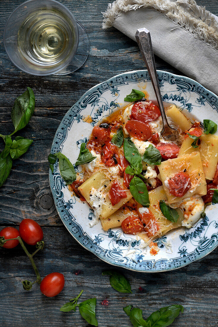 Pasta mit Tomaten, Burrata und Basilikum