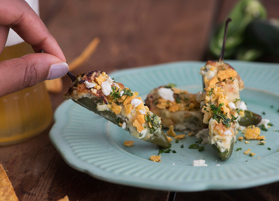 Jalapeno Poppers (gebackene, mit Frischkäse gefüllte Jalapenos)