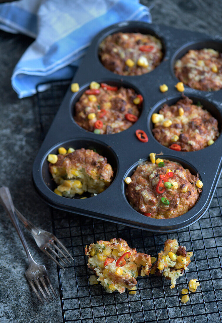 Herzhafte Muffins mit Cheddar, Chorizo und Mais