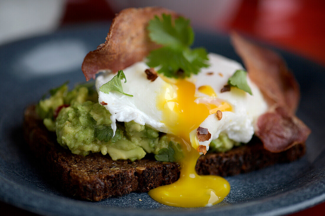 Avocado-Toast mit pochiertem Ei und Bacon