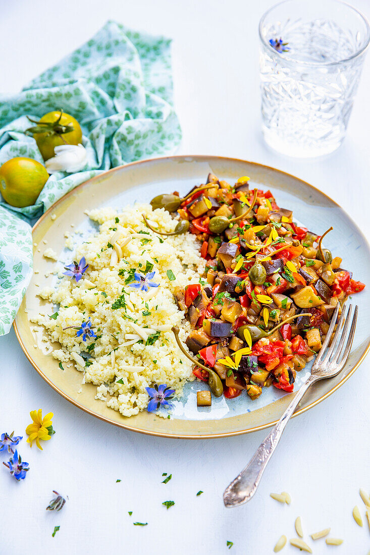 Sizilianisches Auberginenagout mit Kapern und Couscous