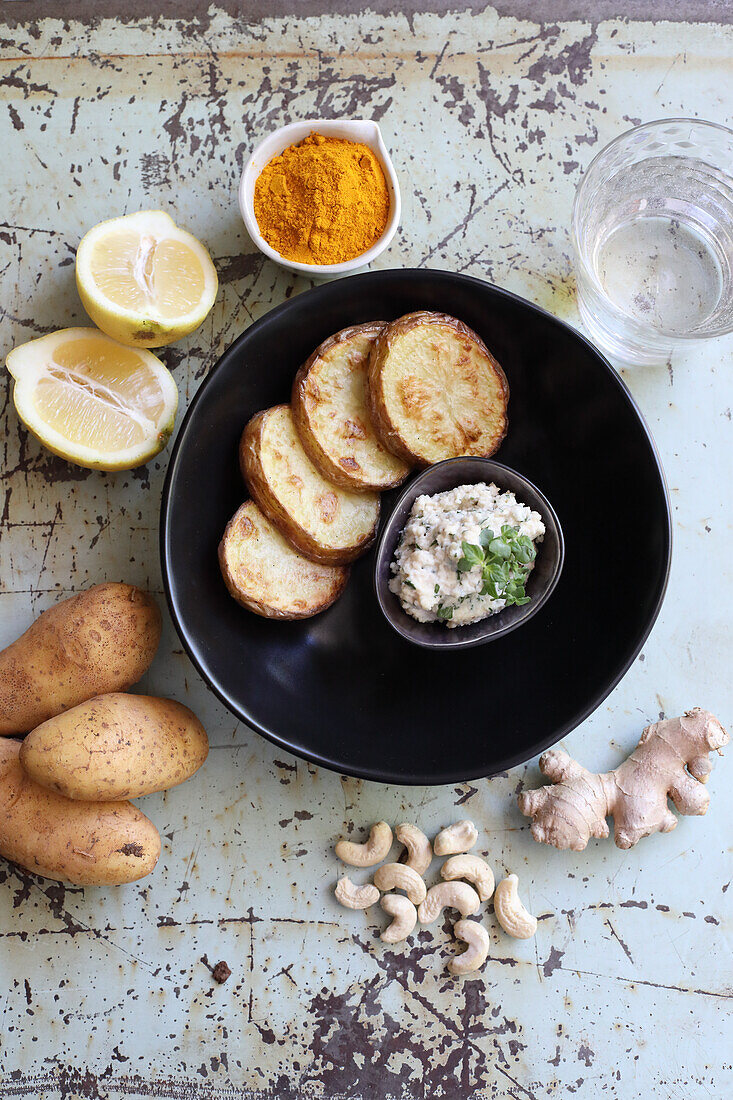 Ofen-Kartoffeln mit Cashew-Kräuter-Mus