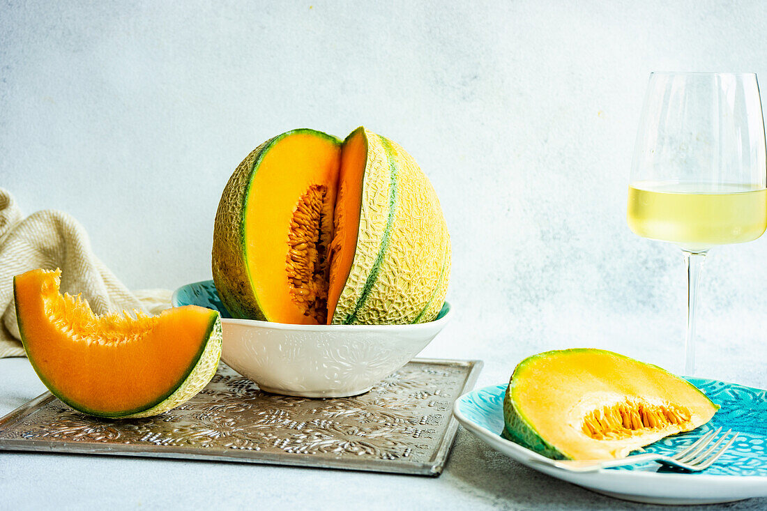 Reife Cantaloupe-Melone auf Keramiktellern