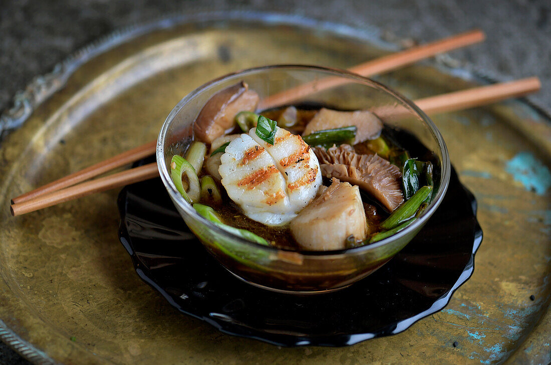 Scallops with Lapsang broth and mushrooms (Asia)