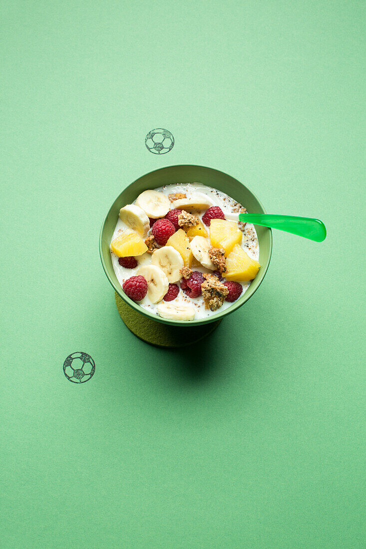 Pineapple crunch with bananas and raspberries