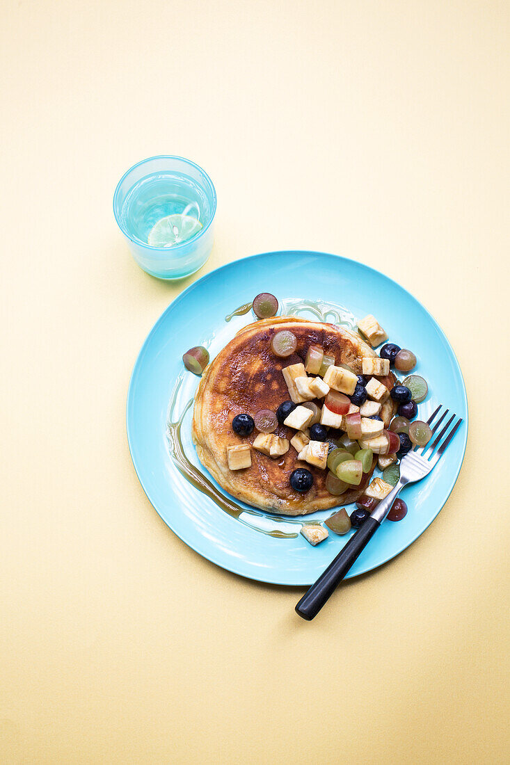 Buttermilch-Pancake mit Bananen, Trauben und Blaubeeren