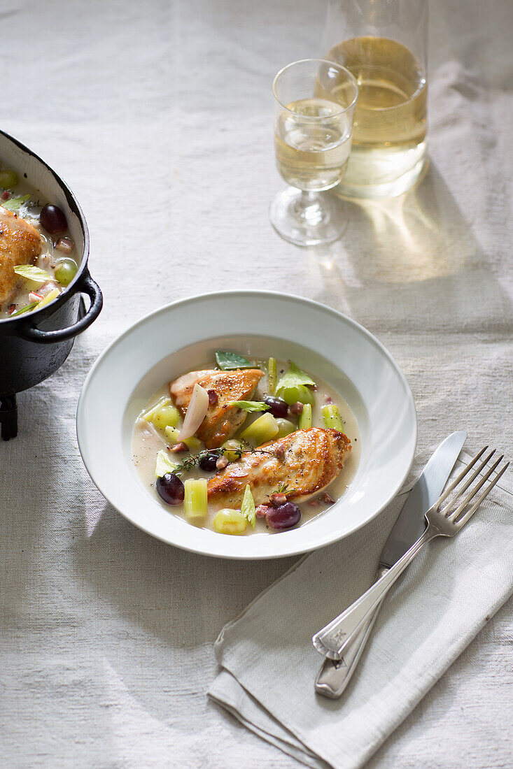 Coq au vin mit Weintrauben